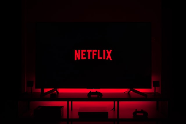 écran TV noir avec logo netflix