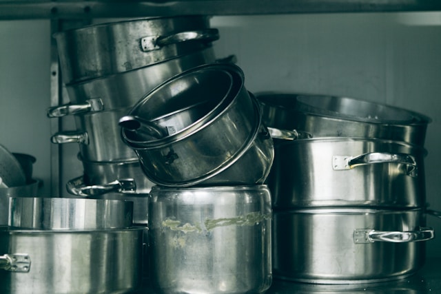 pots et casseroles dans une cuisine d'un restaurant participant à Cauchemar en cuisine