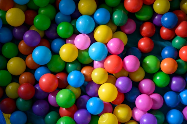 balles colorées utilisées dans le jeu Chacun son tour