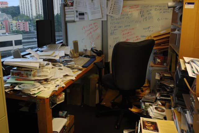 bureau en désordre avant l'intervention de "Détox ta maison"