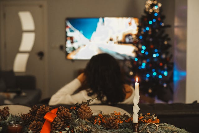 femme regardant "Duels en familles" à la télévision