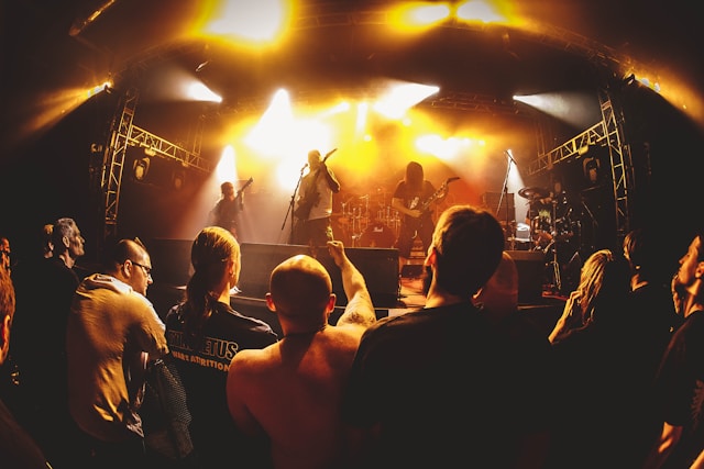 groupe de rock se produisant devant un public durant un festival
