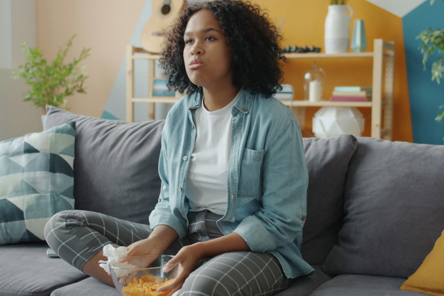 adolescente regardant le jeu "Intuition qui sera le plus proche" à la télé