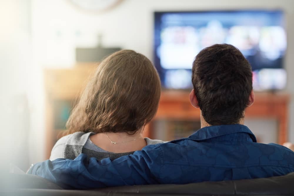 couple regardant l'émission "Mariés au premier regard" à la télévision