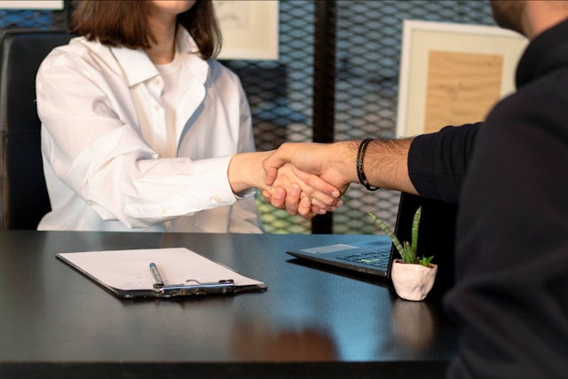un candidat et une investisseuse se serrant la main dans "Qui veut être mon associé ?"