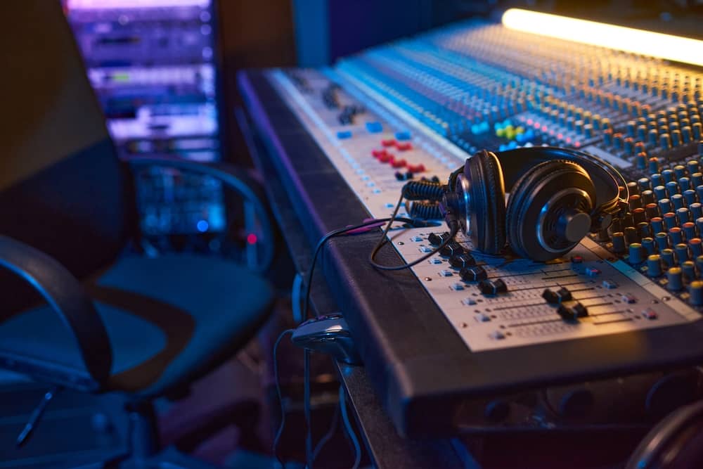studio de radio avec un casque audio