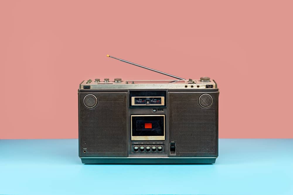 poste de radio posé sur une table bleue