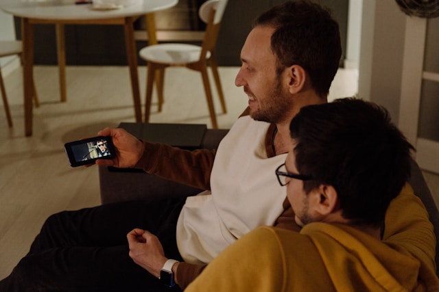 hommes à l'étranger regardant 6ter sur un smartphone grâce à un VPN
