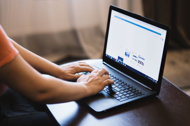personne installant un VPN sur son ordinateur pour regarder BFM