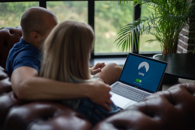 couple s'apprêtant à regarder CStar grâce à un VPN sur un ordinateur