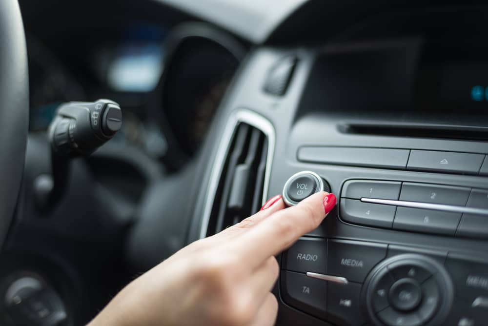 femme écoutant radio nova dans sa voiture