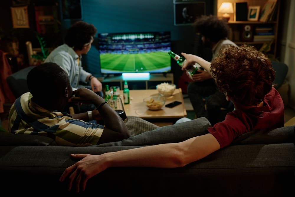 groupe d'amis regardant un match de foot depuis Molotov TV