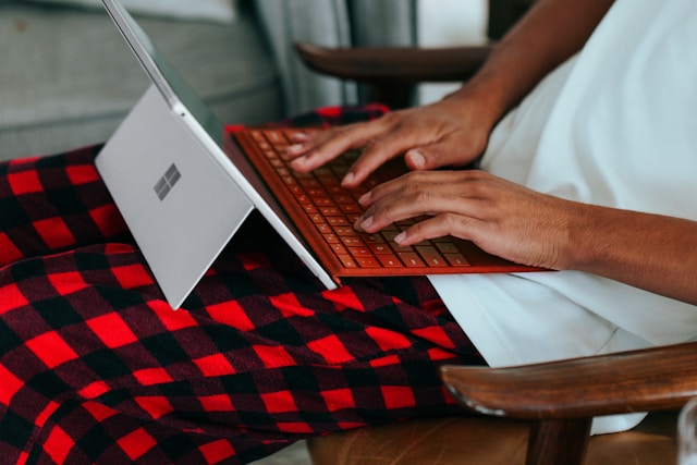 personne signalant une erreur à une chaîne TV via sa tablette tactile