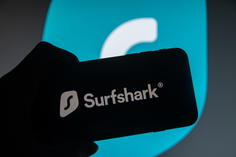logo surfshark sur un smartphone