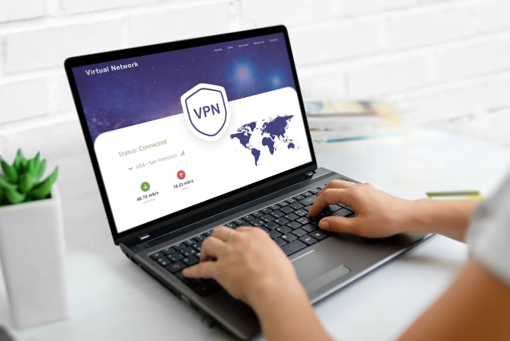 mains d'une personne installant un VPN sur son ordinateur portable